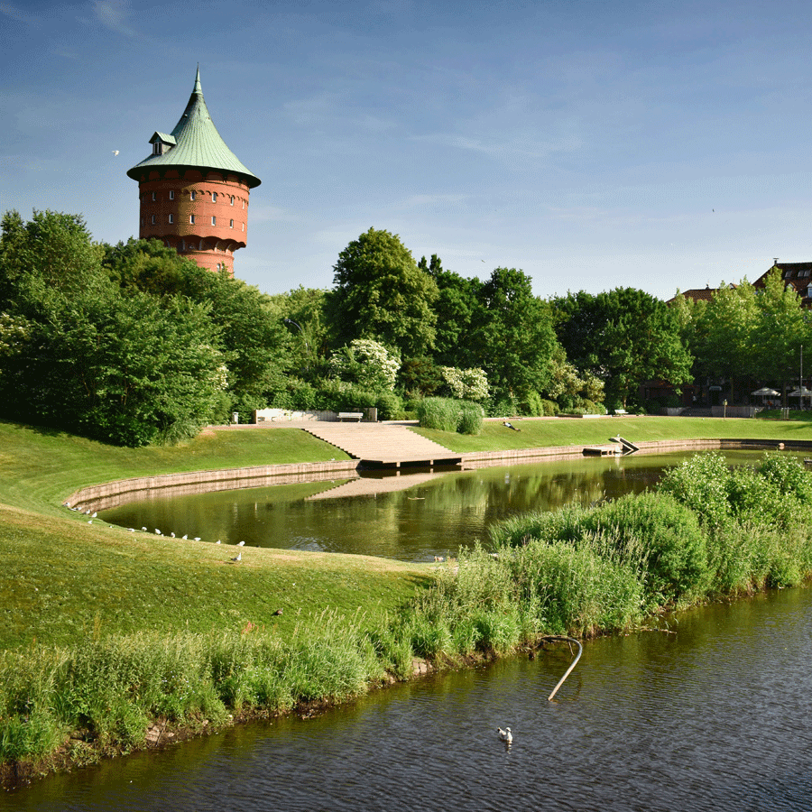 Turm vor einem Binnensee bei Cuxhaven