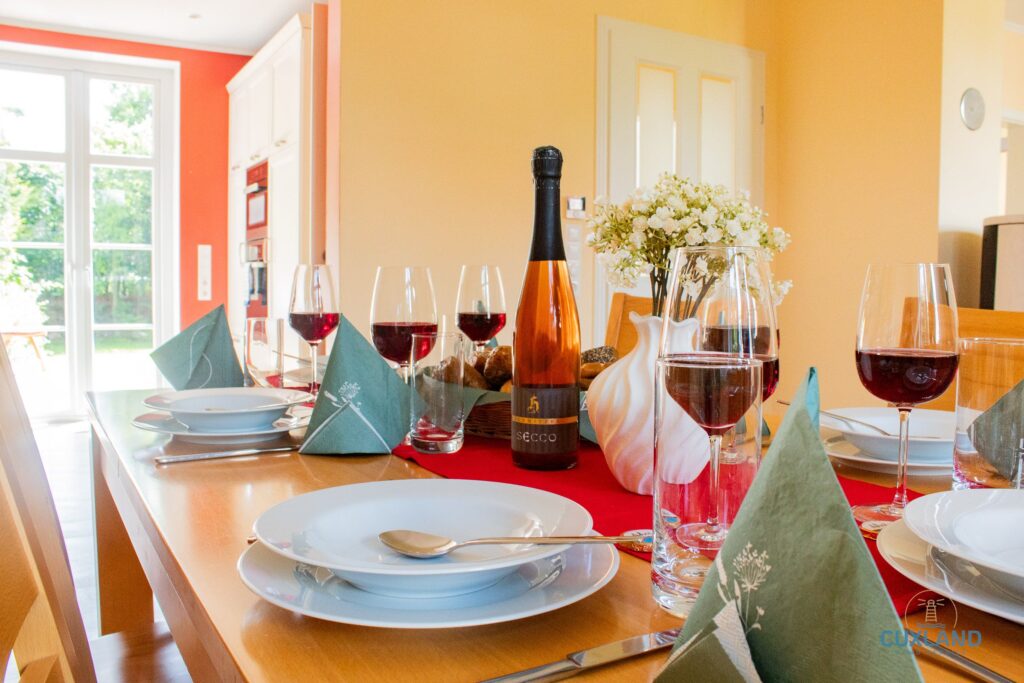 Cuxland-Fewo-Service-Ferienhaus Kugelbake-Esszimmer